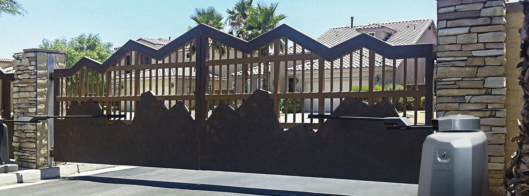 DoorKing 6524 DC Swing Gate Operator | Solar \u0026 Battery Backup, image size:1700x631