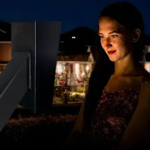 DKS 2132 Soft Light Glow of the keys on womans face